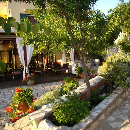 Hotel Zephyros And *